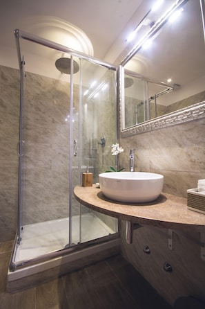 Chambre Double | Salle de bain | Douche, serviettes fournies