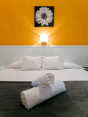 Double or Twin Room | 1 bedroom, desk, blackout drapes, free WiFi - Pensión Santa Clara (San Sebastián)