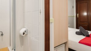 Single Room | 1 bedroom, desk, blackout curtains, free WiFi - Pensión Santa Clara (San Sebastián)