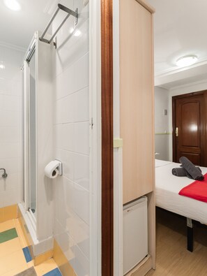 Single Room | 1 bedroom, desk, blackout drapes, free WiFi - Pensión Santa Clara (San Sebastián)