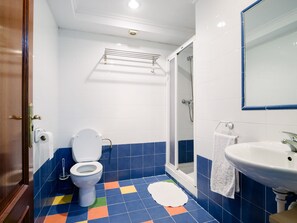 Shower, free toiletries, hair dryer, towels - Pensión Santa Clara (San Sebastián)