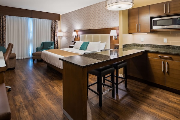 Suite, 1 kingsize bed met slaapbank, niet-roken, keuken (with Sofabed) | Een kluis op de kamer, een bureau, verduisterende gordijnen