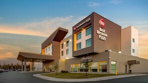 Un hotel con diseño moderno, que cuenta con un letrero Best Western PLUS, un restaurante y un salón.