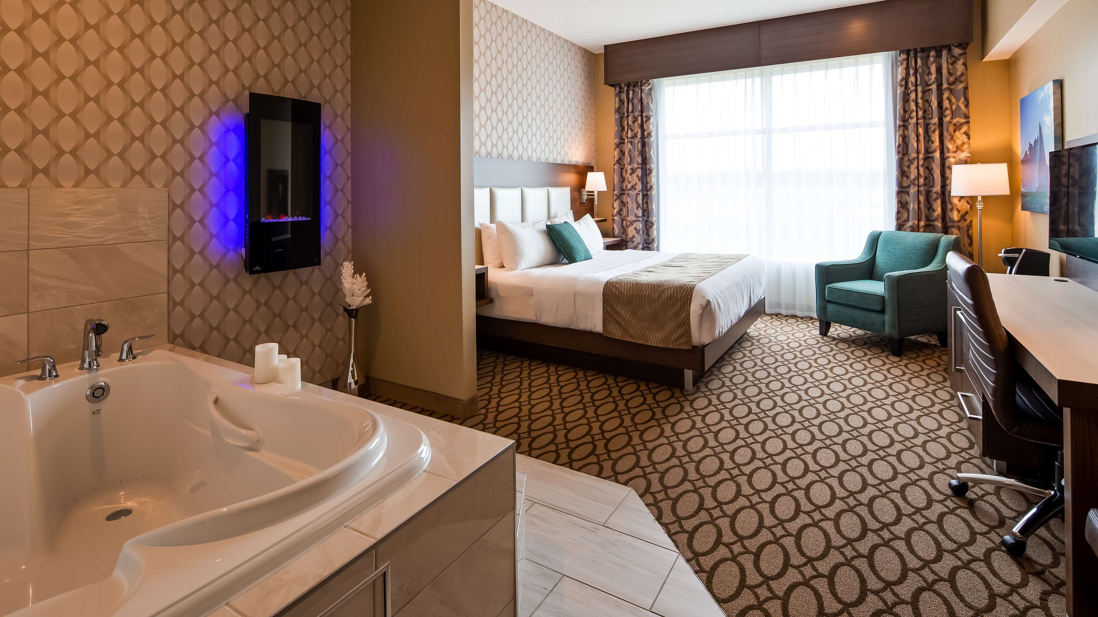 suite, 1 king bed, non smoking, jetted tub | in-room safe, desk, blackout curtains, soundproofing