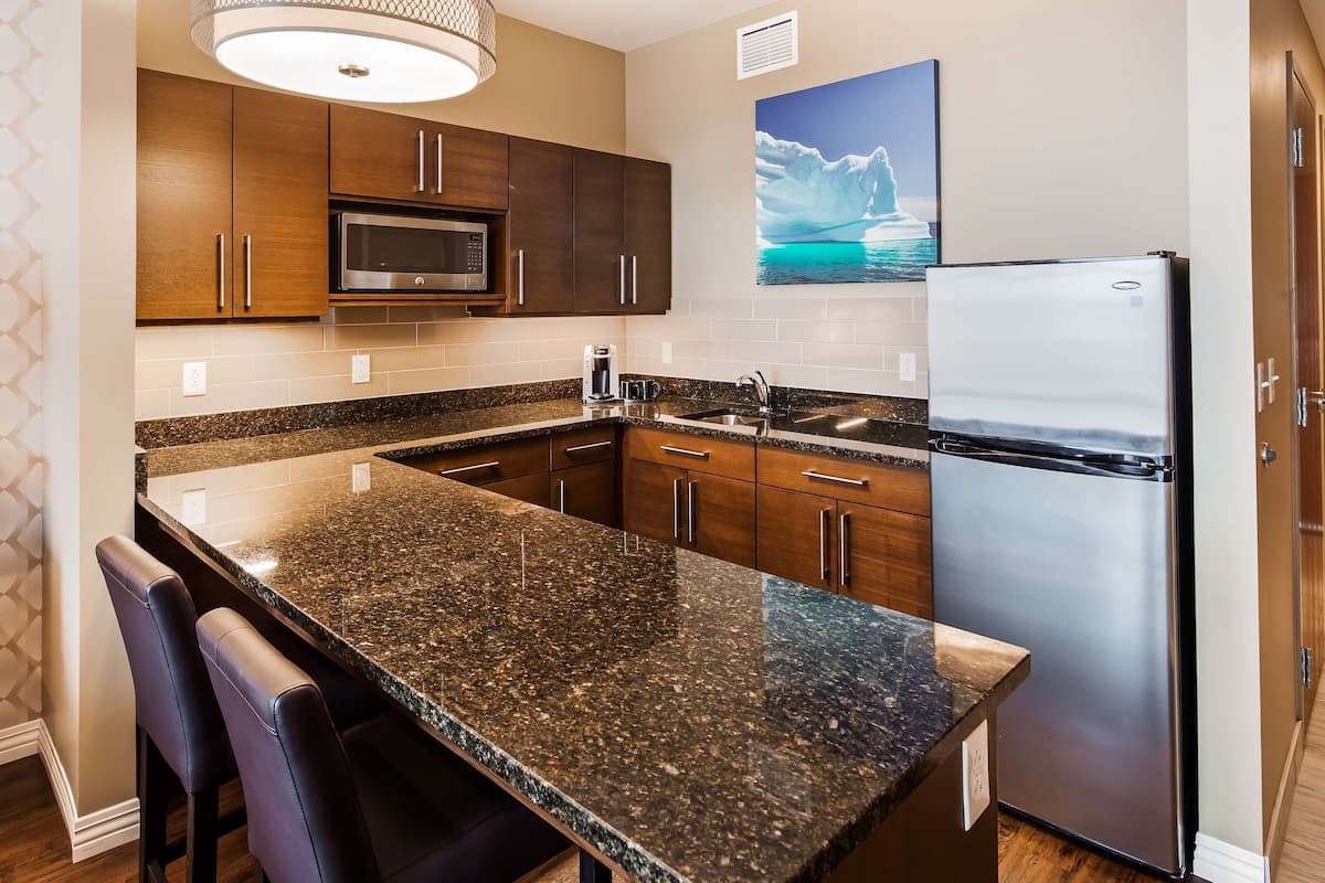 suite, 1 king bed with sofa bed, non smoking, kitchen (with sofabed) | in-room safe, desk, blackout curtains, soundproofing