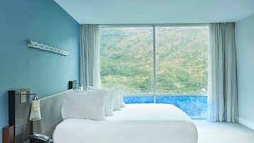 房內夾萬、書桌、遮光窗簾/窗簾、熨斗/熨衫板