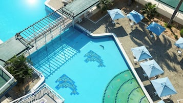 Piscine extérieure, parasols de plage, maßtres-nageurs sur place