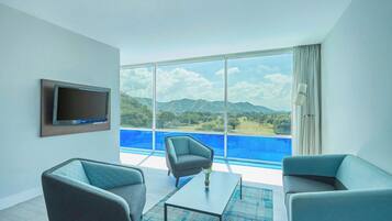 Caja fuerte, escritorio, cortinas opacas y tabla de planchar con plancha