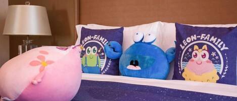 Una cama con un almohadón que muestra un personaje de caricatura y el texto "LEON-FAMILY".