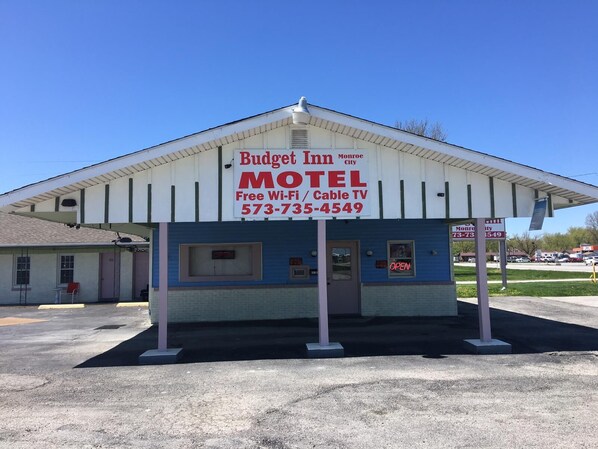 Front of property - Motel 728 (Monroe City)