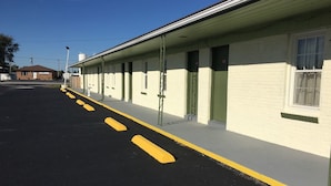 Unclassified image, 5 of 11, button - Motel 728 (Monroe City)
