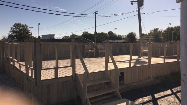 BBQ/picnic Area - Motel 728 (Monroe City)