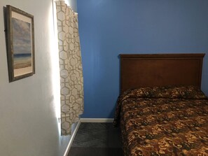 Standardzimmer, 1 Queen-Bett, Kühlschrank und Mikrowelle