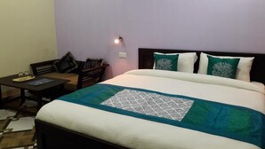 Una habitación de hotel con una cama, un escritorio pequeño y una silla.