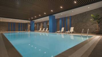 Piscina interna, funciona das 10h às 22h, espreguiçadeiras