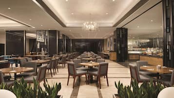 Café da manhã com buffet todos os dias (EUR 10 por pessoa)