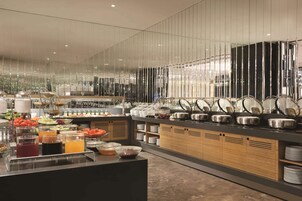 Desayuno buffet diario (EUR 10 por persona)