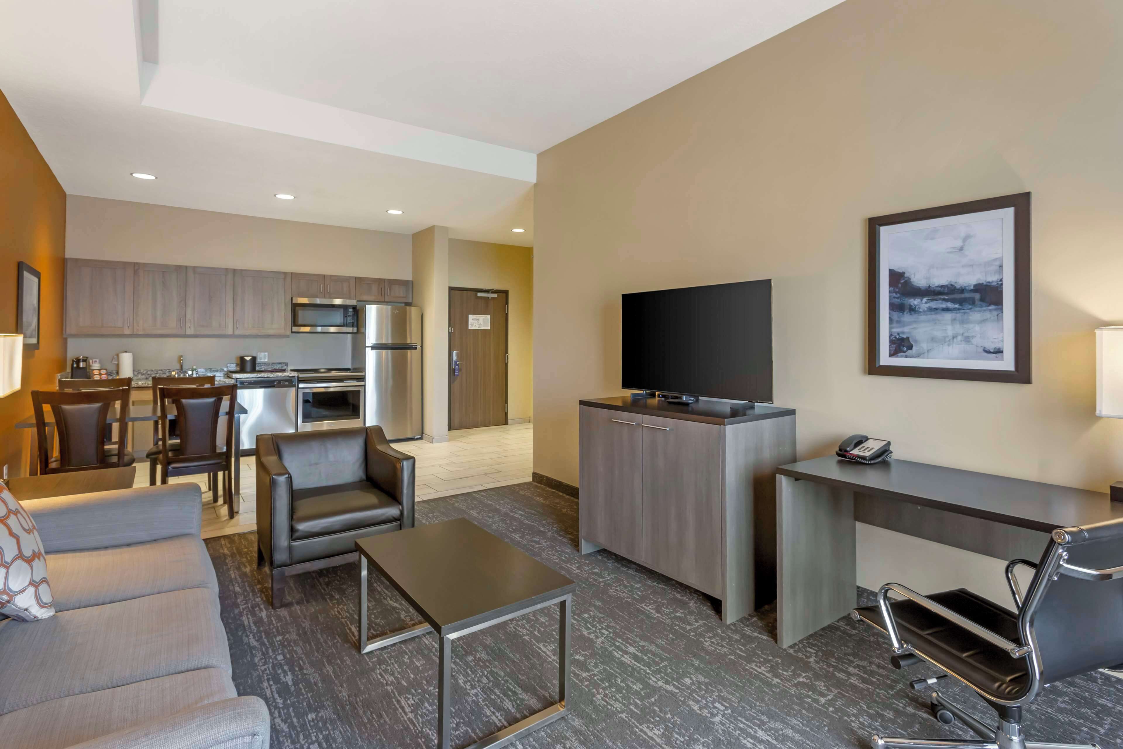 1 bedroom, pillow-top beds, desk, blackout curtains