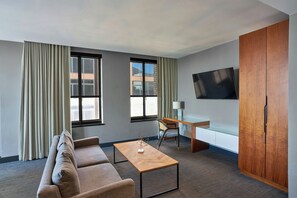 高档床上用品、客房内保险箱、办公桌、笔记本电脑工作区