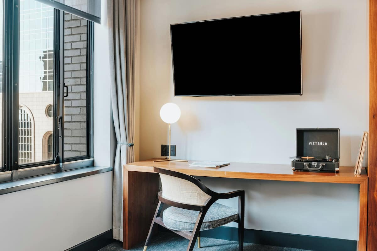 Premium bedding, in-room safe, desk, laptop workspace