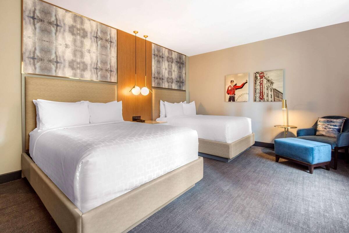 Ropa de cama de alta calidad y caja de seguridad en la habitación