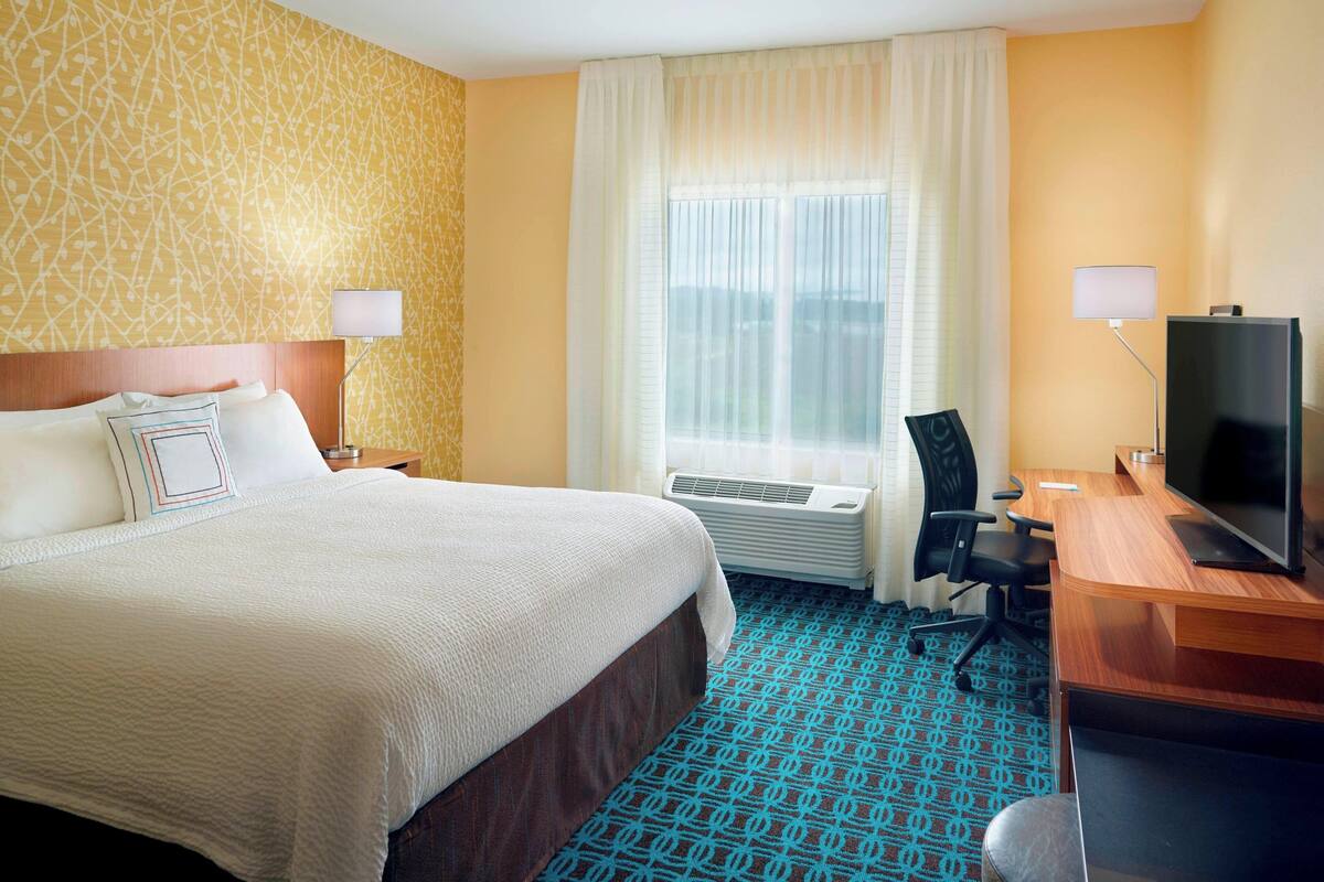Premium bedding, in-room safe, desk, iron/ironing board