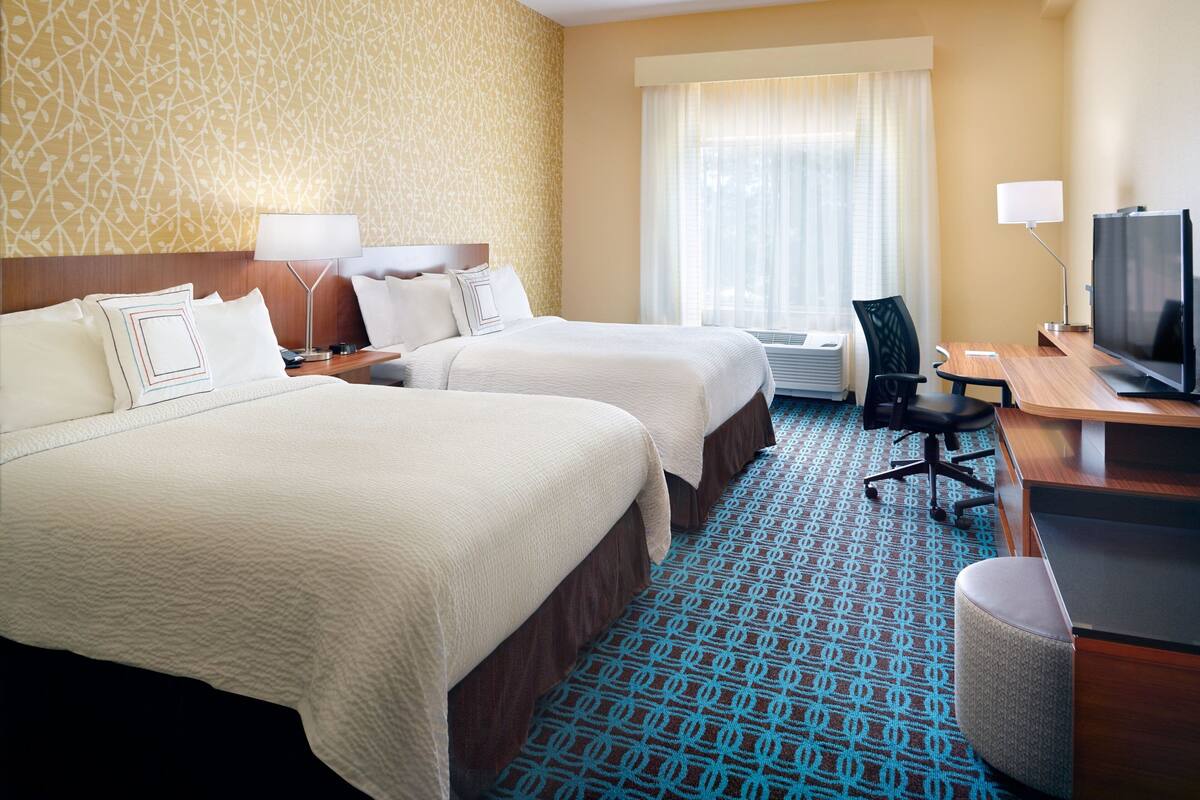 Premium bedding, in-room safe, desk, iron/ironing board