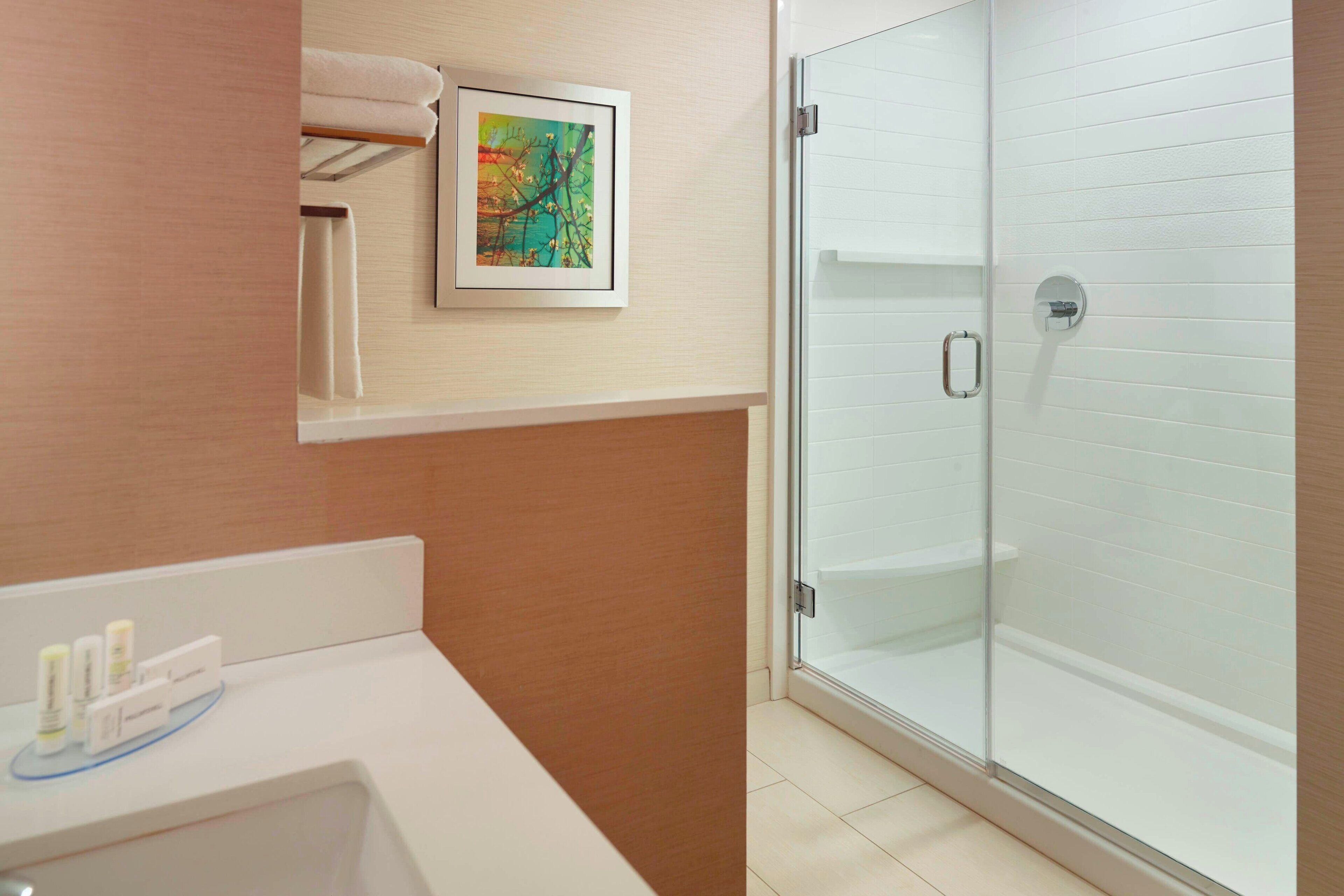 combined shower/bathtub, hair dryer, towels