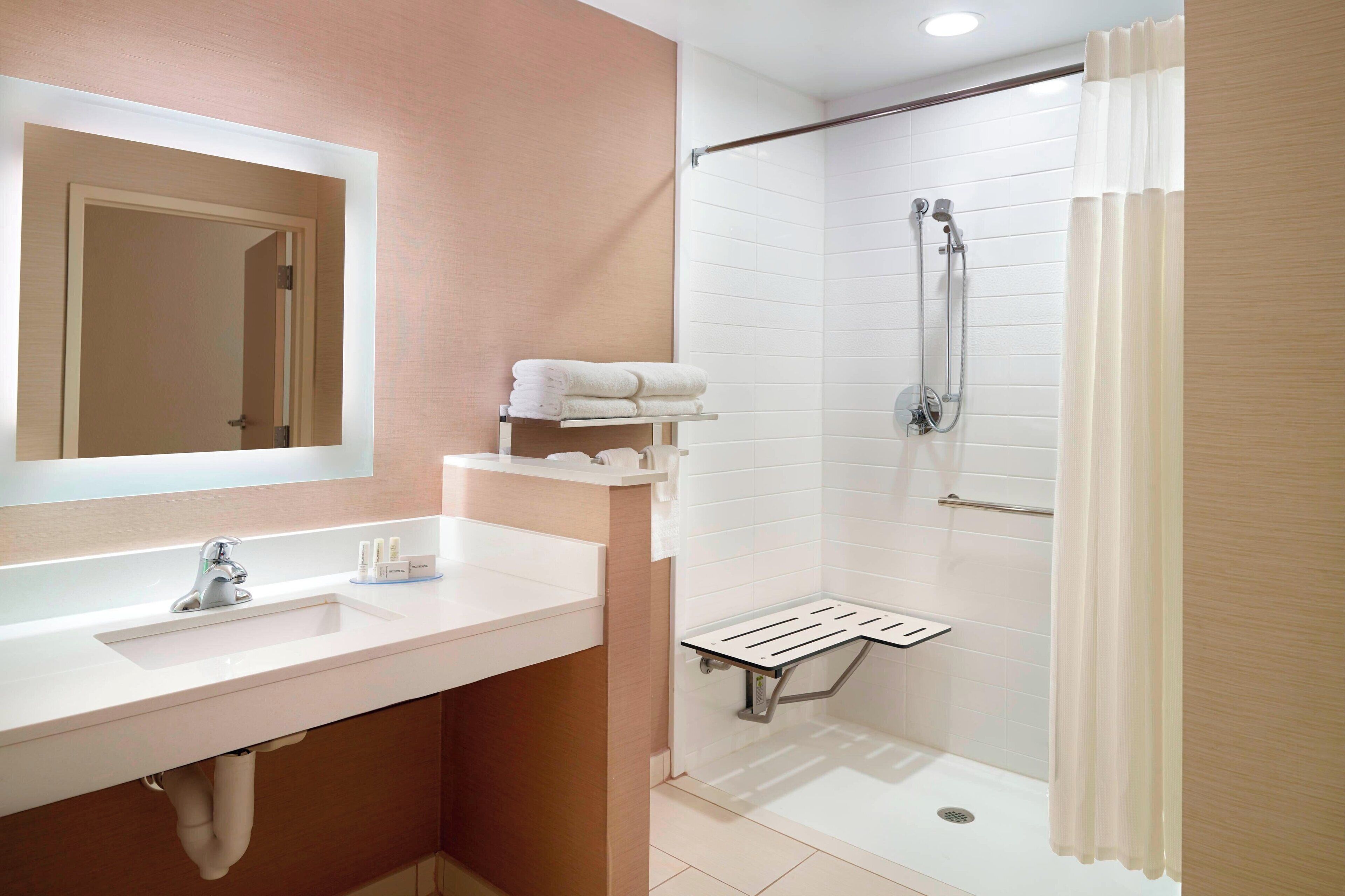 combined shower/bathtub, hair dryer, towels