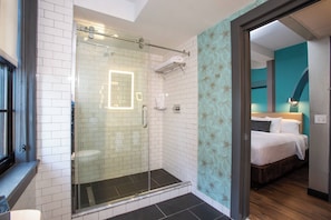 Une salle de bain moderne avec une douche à parois de verre, des toilettes et un lavabo.