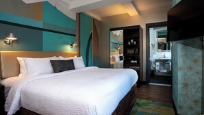 A hotel room with a large bed, a wardrobe, a bathroom, and a kitchenette. - Fairfield Inn & Suites by Marriott Philadelphia Downtown/Center City (Philadelphia)