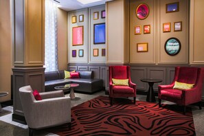 Coin salon dans le hall