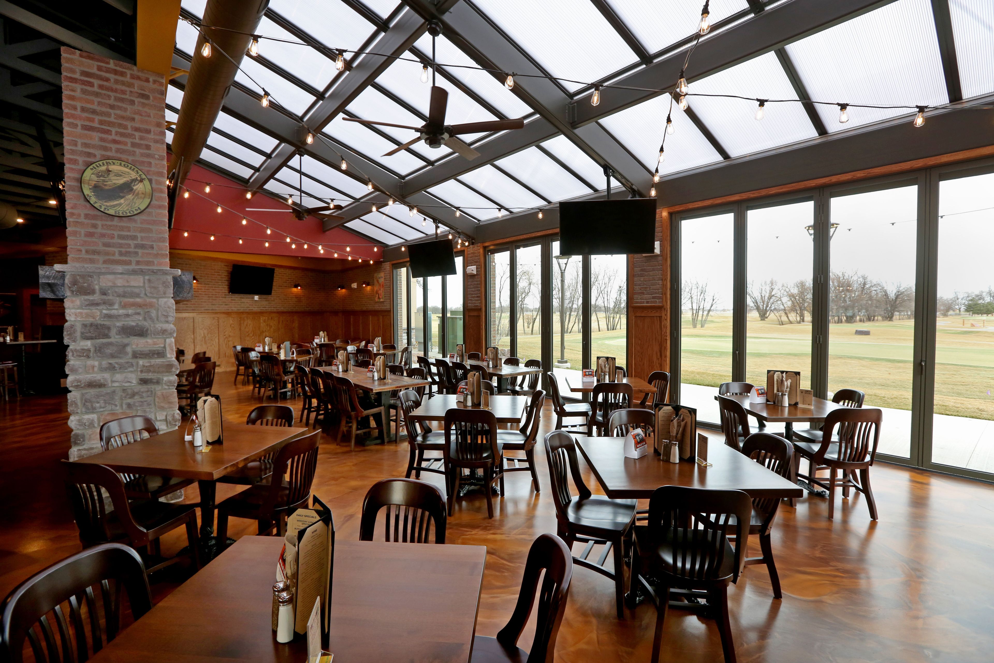 朝食、ランチ、ディナーに営業