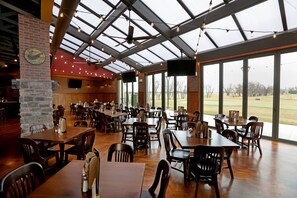 Petit déjeuner, déjeuner et dîner servis sur place