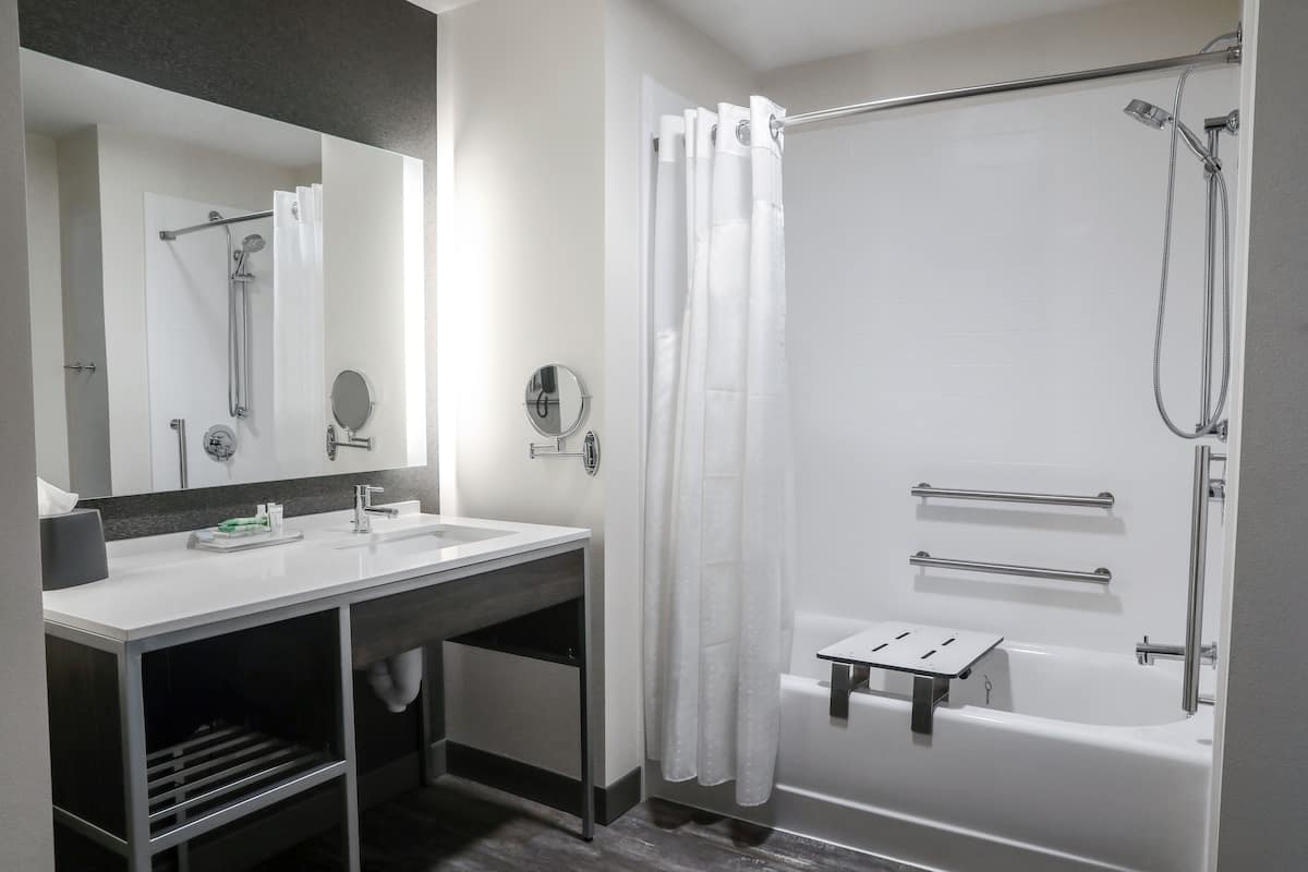 Combined shower/tub, free toiletries, hair dryer, towels