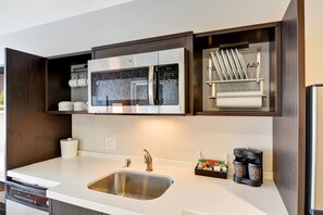 Køleskab, mikrobølgeovn, opvaskemaskine, kaffe-/temaskine