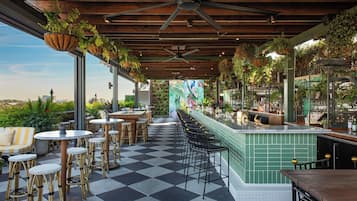 3 bars/lounges, cocktail bar, rooftop bar
