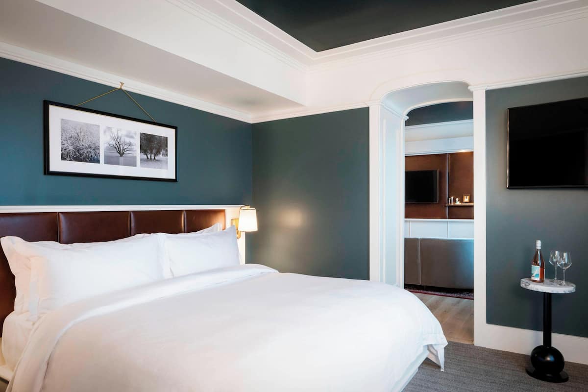 Suite, 1 cama de matrimonio grande | Ropa de cama hipoalergénica, minibar, caja fuerte y escritorio