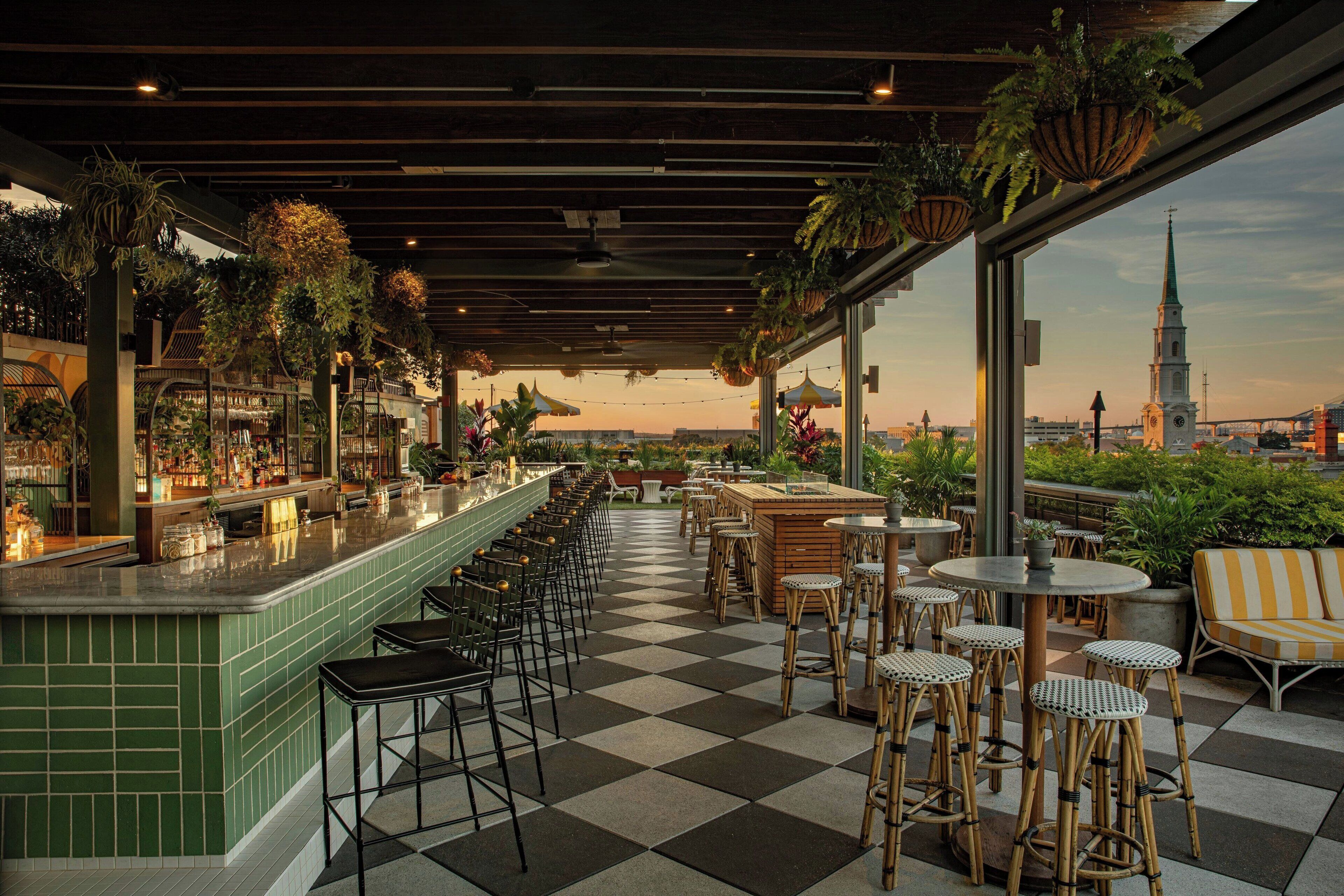 3 quầy bar/khu lounge, cocktail bar, bar ở tầng thượng 