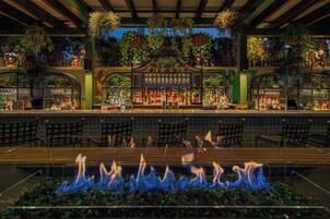 3 bars/lounges, cocktail bar, rooftop bar