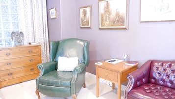 Deluxe Room, 1 King Bed | Individually decorated, individually furnished, desk, laptop workspace