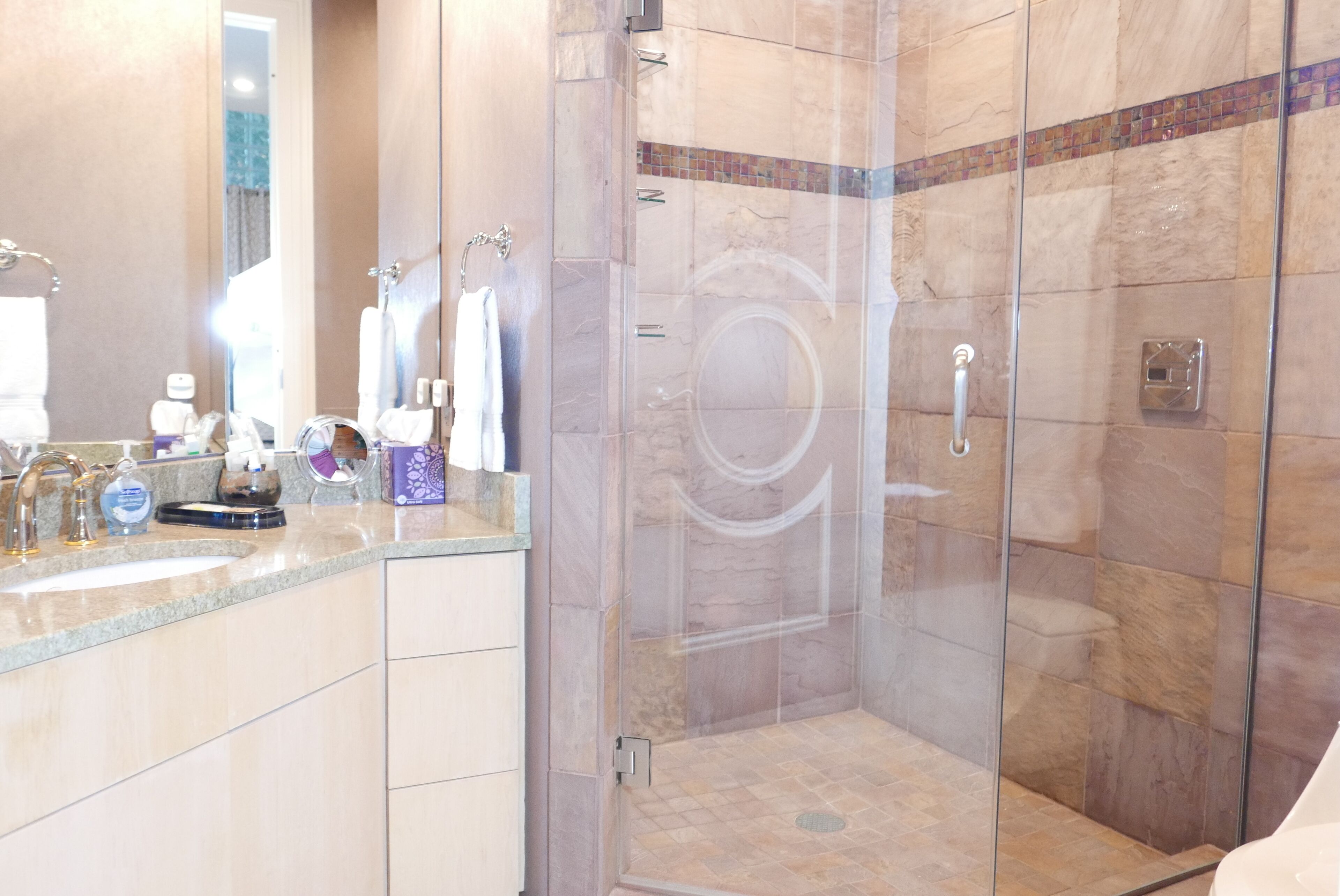Rom – deluxe, 1 kingsize-seng | Dusj på badet