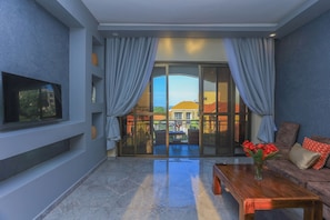 Apartamento familiar, 3 habitaciones, no fumadores, vistas a la piscina | Zona de estar | Televisión de 42 pulgadas con canales digitales