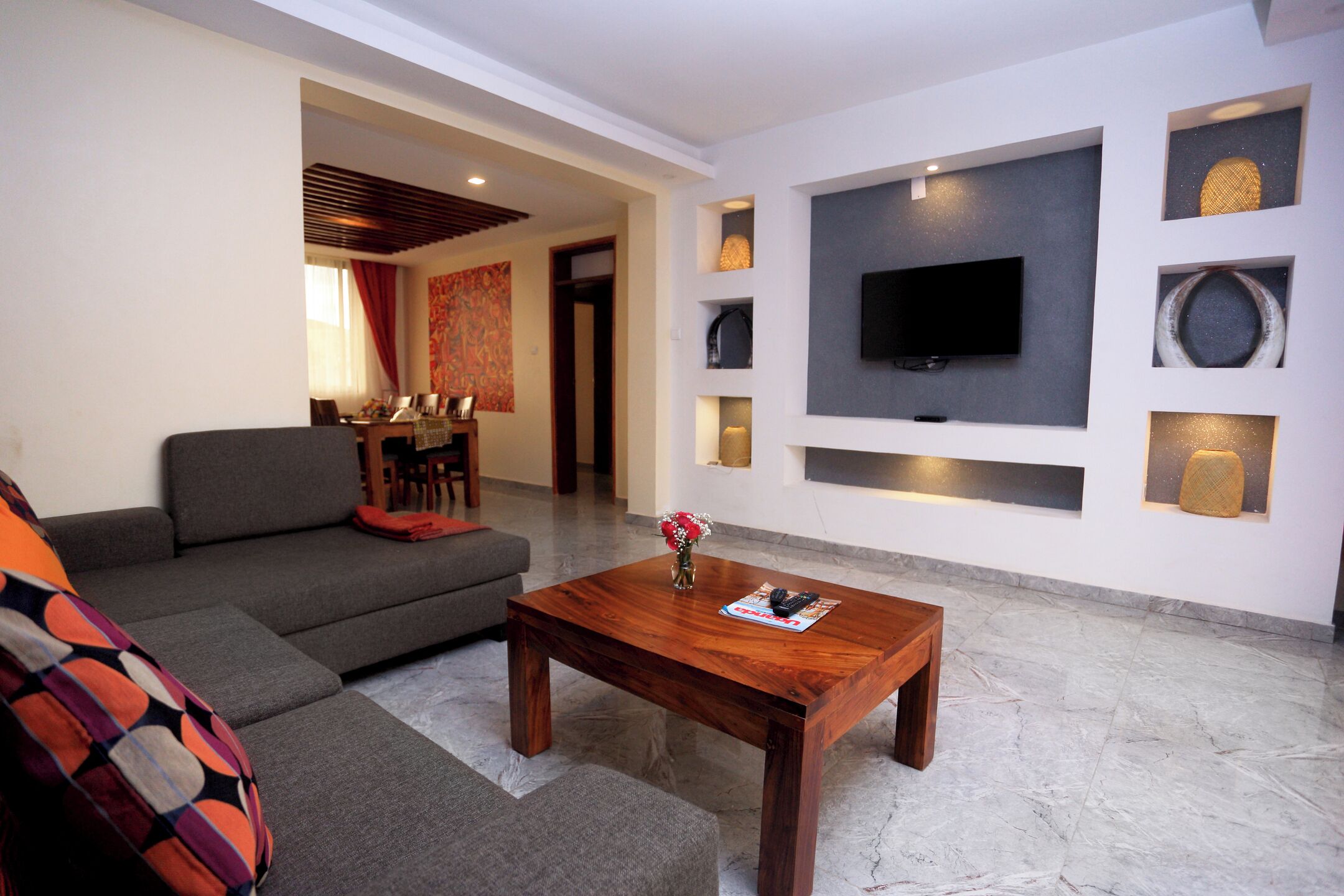 Deluxe appartement | Woonruimte | Een 42-inch televisie met digitale zenders