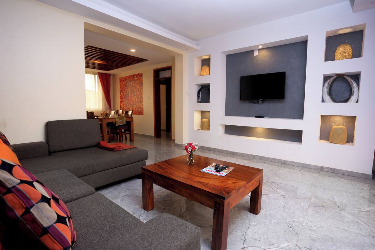 Deluxe appartement | Woonruimte | Een 42-inch televisie met digitale zenders