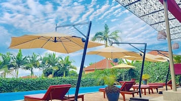 Piscine extérieure, parasols de plage, chaises longues