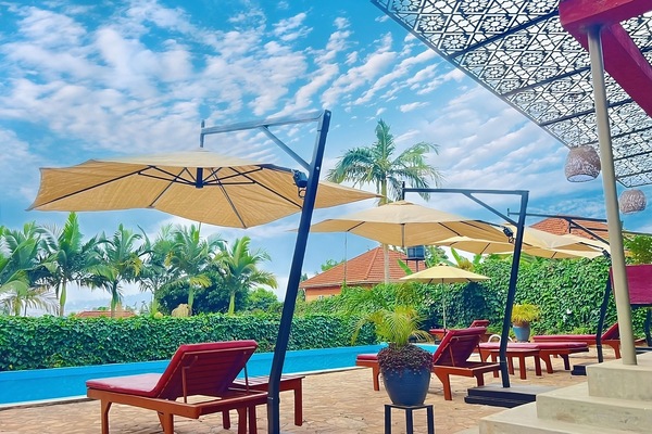 Piscina externa, funciona das 7h30 às 18h, guarda-sóis, espreguiçadeiras