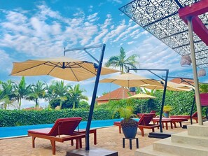 Utendørsbasseng, bassengparasoller og solsenger