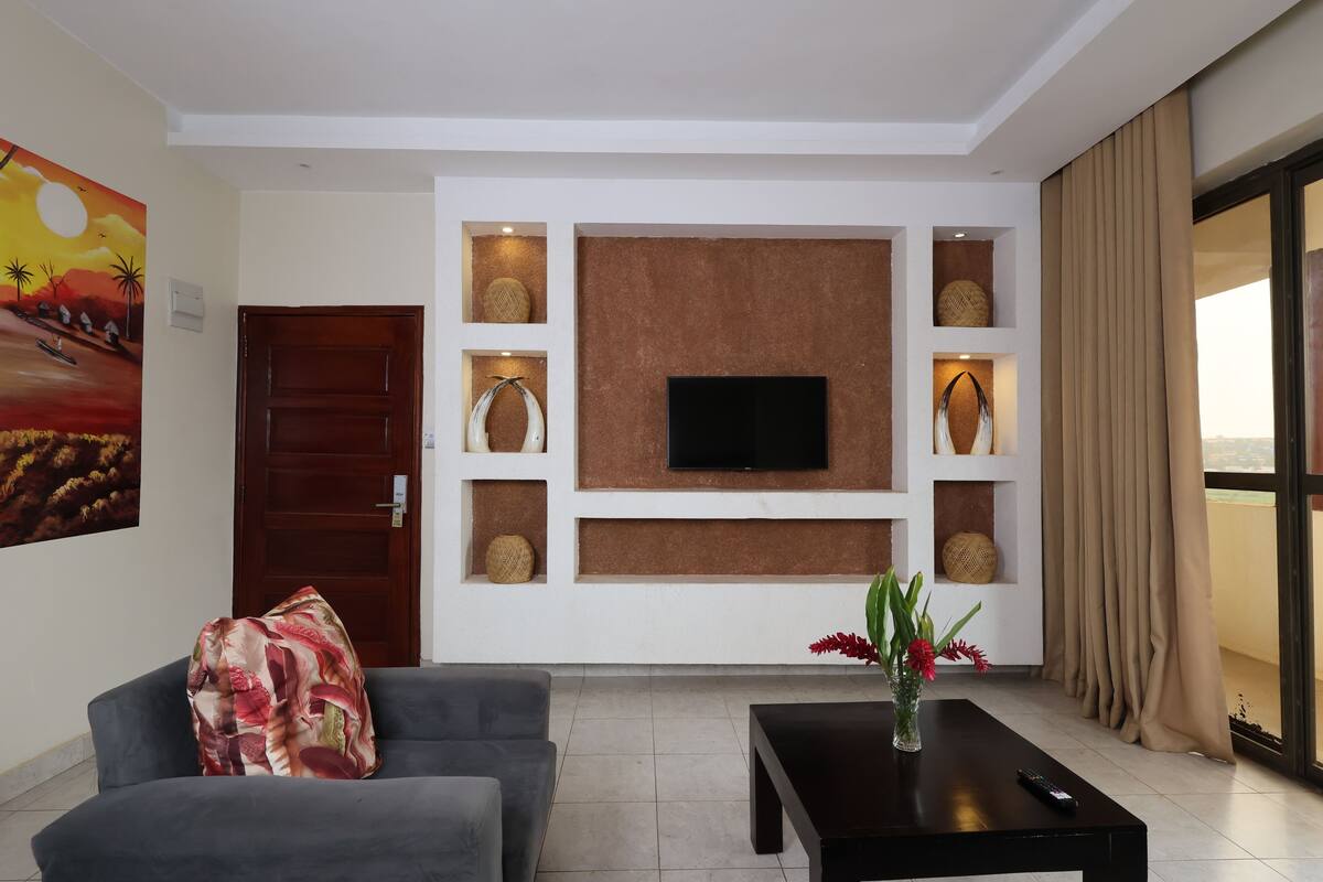 Perushuoneisto | Oleskelualue | 42–tuumainen televisio, jossa digitaalikanavat