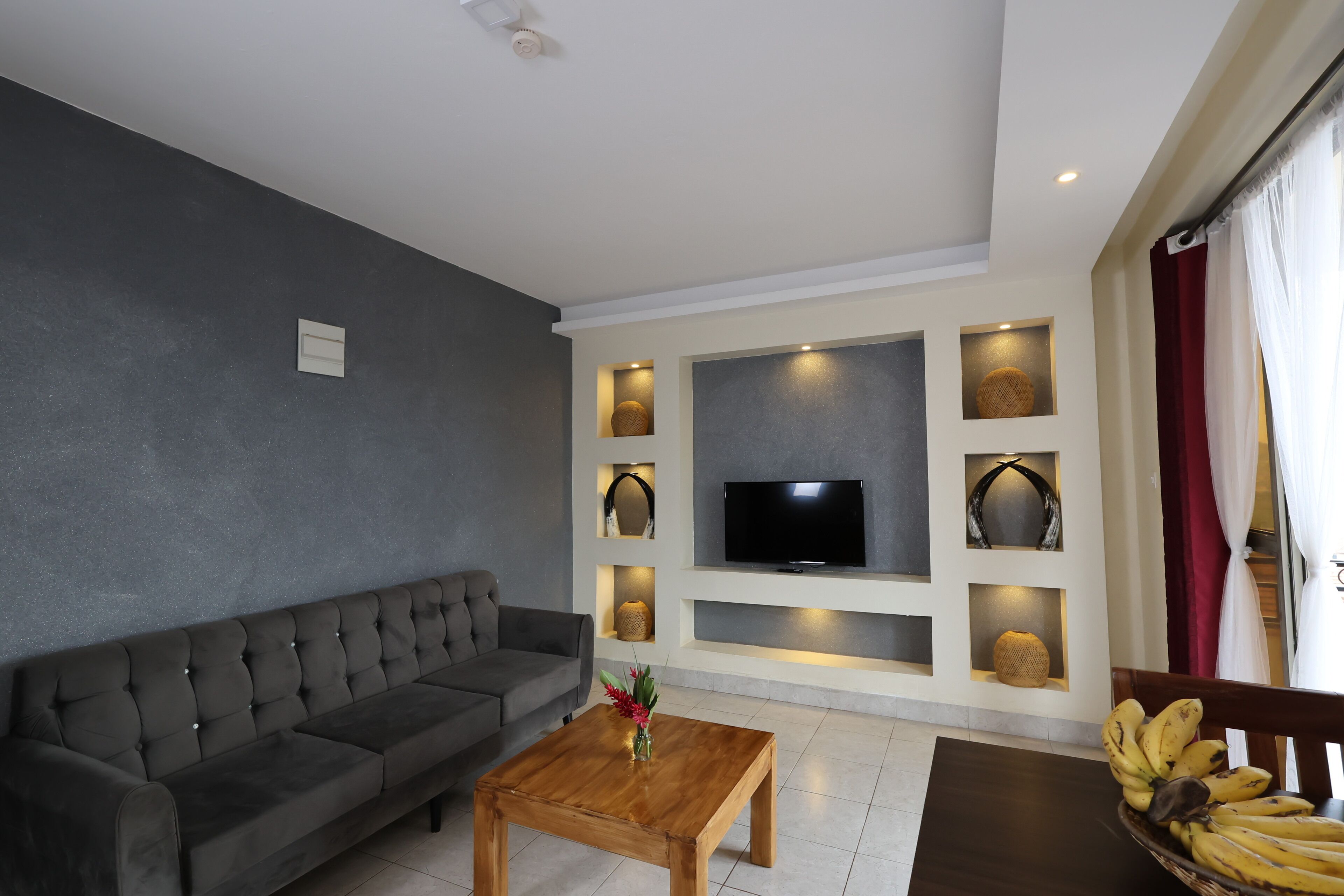 Romanttinen huoneisto | Oleskelualue | 42–tuumainen televisio, jossa digitaalikanavat